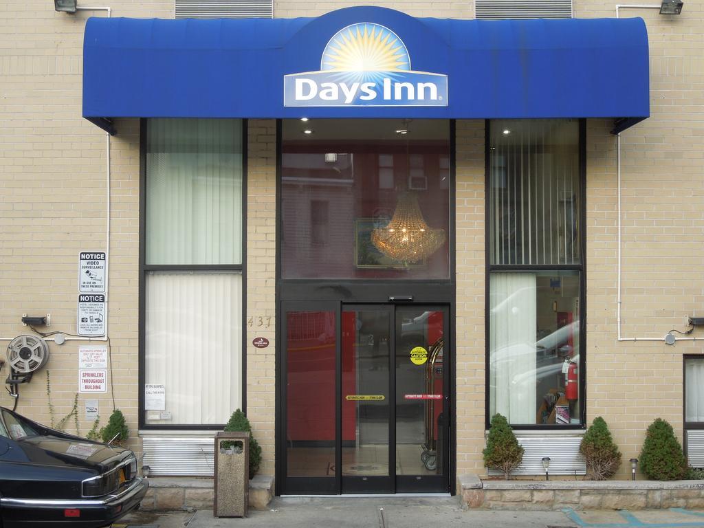 Days Inn By Wyndham Brooklyn New York Exterior photo