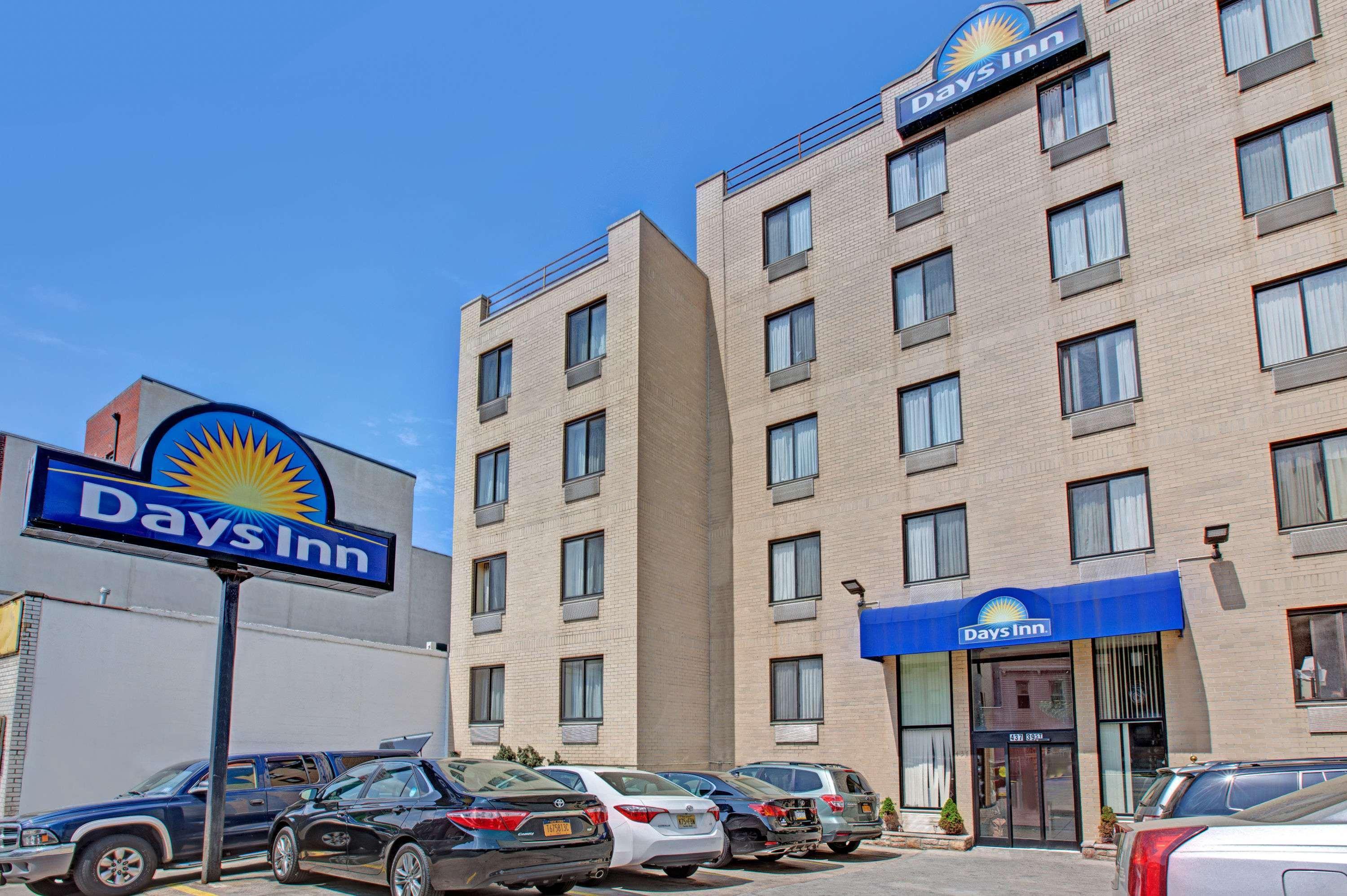 Days Inn By Wyndham Brooklyn New York Exterior photo